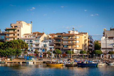 Cambrils Katalonya 'nın Tarragona iline bağlı Salou yakınlarında bir sahil kasabasıdır..
