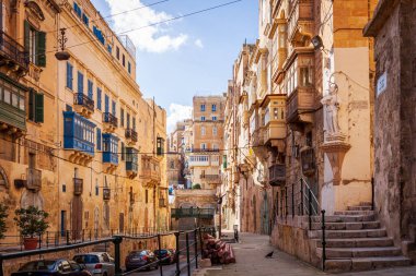 Valletta, Malta 'daki tipik balkonlu Malta caddesi.
