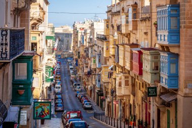 Valletta, Malta 'daki tipik balkonlu Malta caddesi.