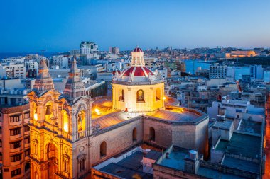 Malta Sliema geceleri kiliseyi aydınlatırdı.