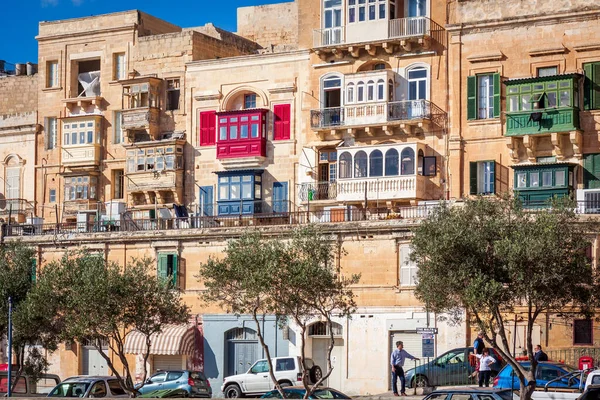 Valletta Malta Daki Tipik Balkonlu Malta Caddesi — Stok fotoğraf