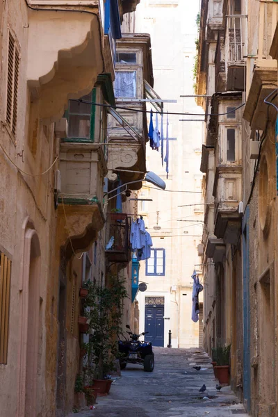 Malta Calle Ciudad Valeta Bajo Sol Estrecha Típica — Foto de Stock