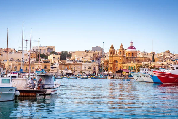 Malta Marsaxlockk码头和教堂 — 图库照片