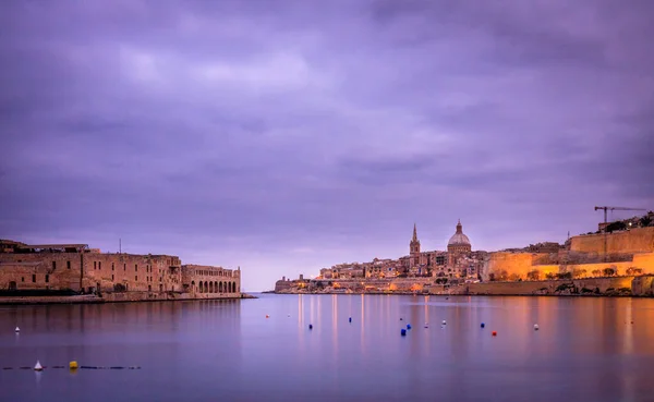 Solnedgång Staden Valletta Malta Med Lila Molnig Himmel Och Antika — Stockfoto