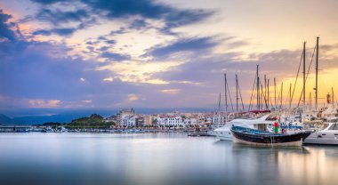 Cambrils Katalonya 'nın Tarragona iline bağlı Salou yakınlarında bir sahil kasabasıdır..
