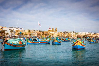 Malta - Marsaxlockk geleneksel tekneleri luzzu
