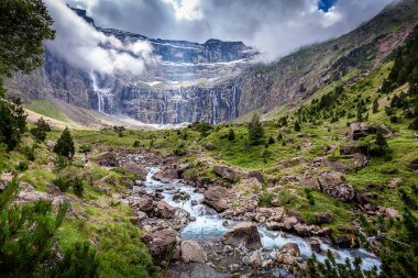 Gavarnie Sirki, Fransa 'nın güneybatısında, merkezi Pireneler' de bulunan ve İspanya sınırına yakın bir sirktir. Gavarnie, Hautes-Pyrenees ve Pyrnes Ulusal Parkı komünü içinde yer almaktadır. Sirkin önemli özellikleri