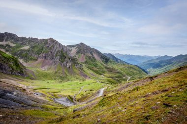 Col du Tourmalet, 2,115 m yükseklik (6,939 ft) Fransız Pirenesi 'nin en yüksek asfalt geçitlerinden biridir. Sainte-Marie-de-Campan doğu yakasında ve kayak istasyonu La Mongie 'de.