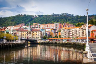 Bilbao İspanya 'nın kuzeyinde, Biscay eyaletinin en büyük şehri ve Bask ülkesinin tamamında bulunan bir şehirdir. Ayrıca Kuzey İspanya 'nın en büyük şehridir..