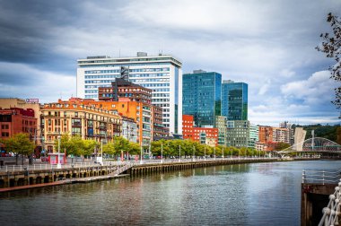 Bilbao İspanya 'nın kuzeyinde, Biscay eyaletinin en büyük şehri ve Bask ülkesinin tamamında bulunan bir şehirdir. Ayrıca Kuzey İspanya 'nın en büyük şehridir..