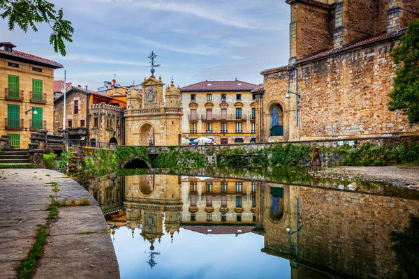 Durango, Bilbao 'dan 29 kilometre uzakta. En önemli etkinliklerinden biri de Urkiola Doğa Parkı 'nın sadece 10 kilometre uzağındayken doğanın tadını çıkarma şansı. At sırtında, yürüyerek ya da bisikletle gidebileceğiniz yollar var..