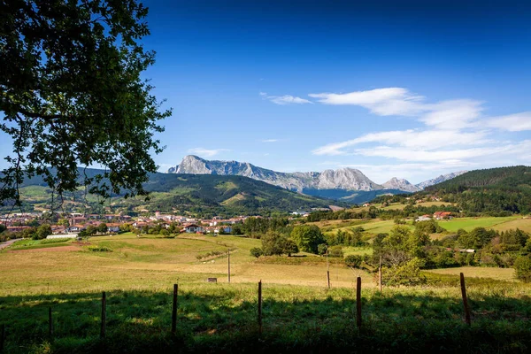 Klein Dorpje Buurt Van Bilbao Met Velden Zonnige Blauwe Lucht — Stockfoto