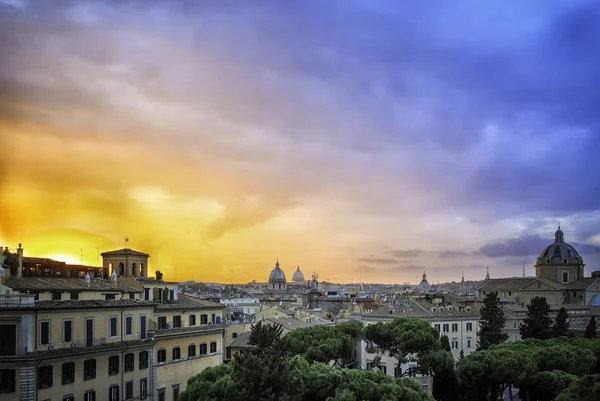 Coucher de soleil sur les toits de Rome — Photo