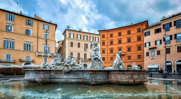 Socha krále Neptuna na kašna na náměstí Piazza Navona — Stock fotografie