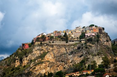 Yağmur bulutları ve Monte Tauro, Taormina