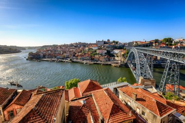 Köprü nehir Douro ve tarihi Porto üzerinden