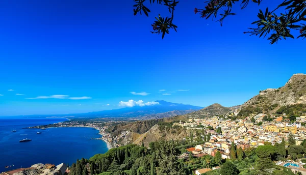 Etna Dağı ve Taormina üzerinden sahil şeridi görünümü