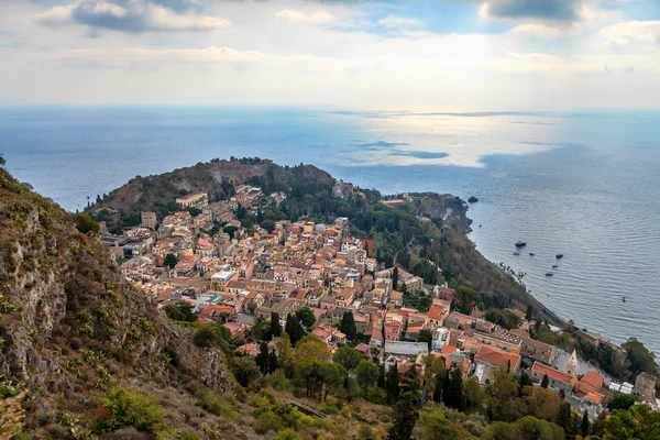 Översikt över staden i Taormina och Medelhavet — Stockfoto