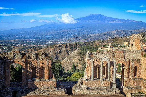 Arka planda Etna Dağı ile Yunan tiyatro kalıntıları