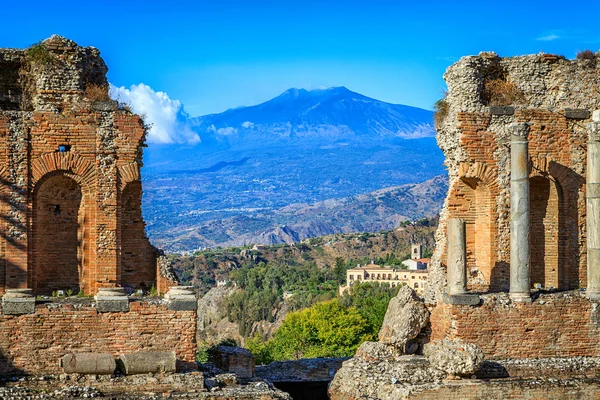 Mt Etna Yunan Tiyatrosundan görünümünü Harabeleri