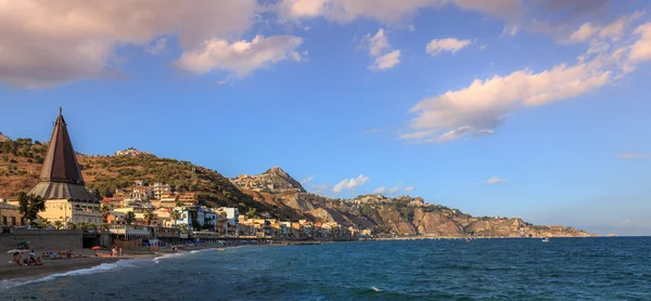 Linia brzegowa od plaży San Giovanni w Giardini Naxos — Zdjęcie stockowe