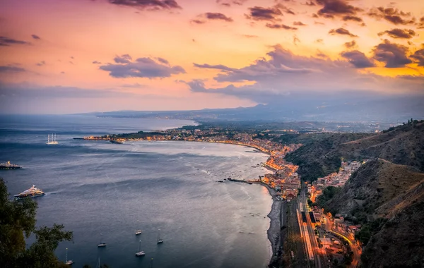 Taormina kıyı şeridi alacakaranlıkta genel bakış