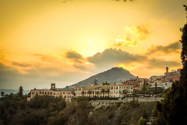 Puesta de sol sobre Taormina, Sicilia, Italia — Foto de Stock