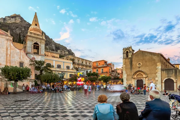 Zajęty placu Piazza Ix Aprile w Taormina — Zdjęcie stockowe