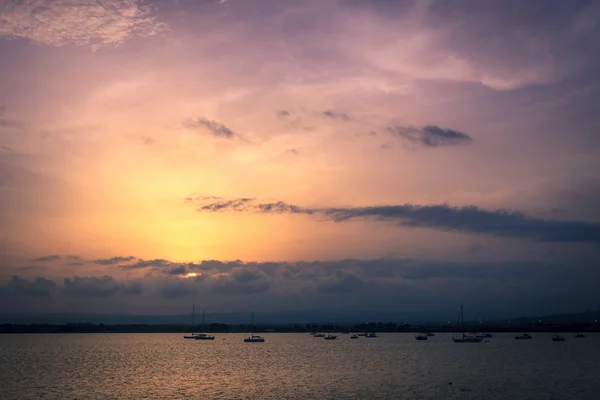 Vista de veleiros na água ao pôr do sol a partir de Ortygia — Fotografia de Stock