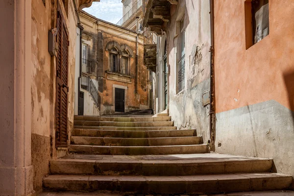 Po schodach przez aleja sycylijskiego miasta Modica — Zdjęcie stockowe