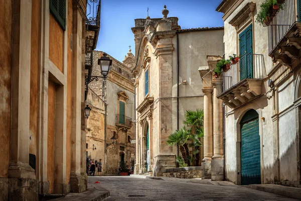 Schilderachtige straat in Ragusa — Stockfoto