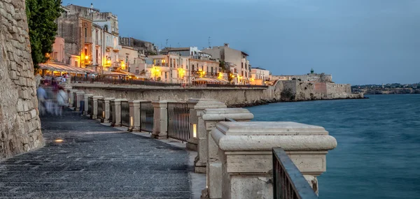 Ortigia paseo marítimo en la ciudad de Siracusa — Foto de Stock