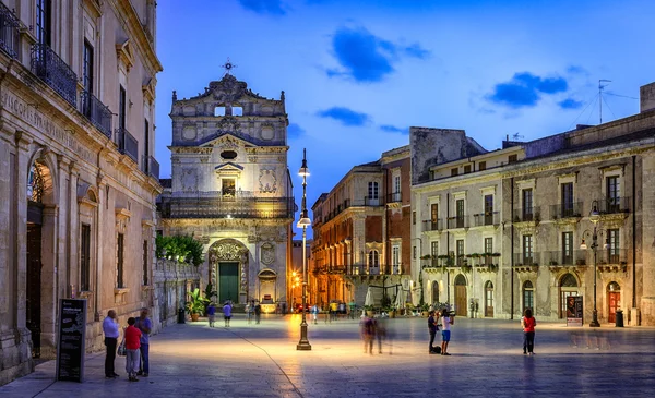 Ortygia Piazza del Duomo gece karanlığında aydınlatılmış.