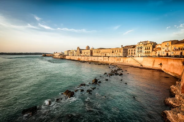 Rotsachtige kustlijn en de zee muren op Ortigia — Stockfoto