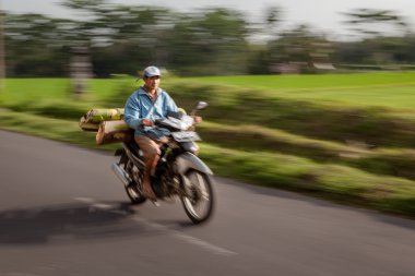 Scooter süren bir adam.
