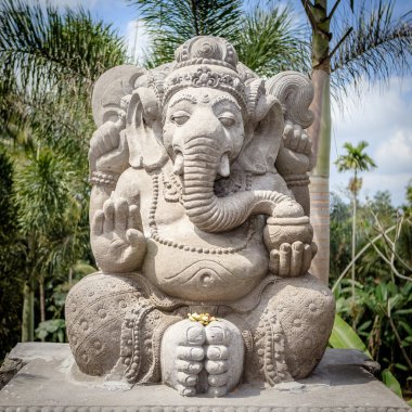 Tanrı ya da şeytan heykeli