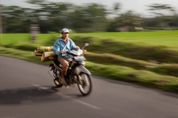 Man rijden een scooter — Stockfoto