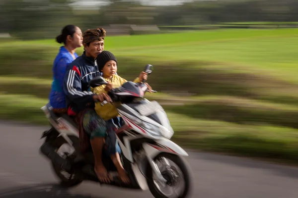 Familie rijden een scooter — Stockfoto