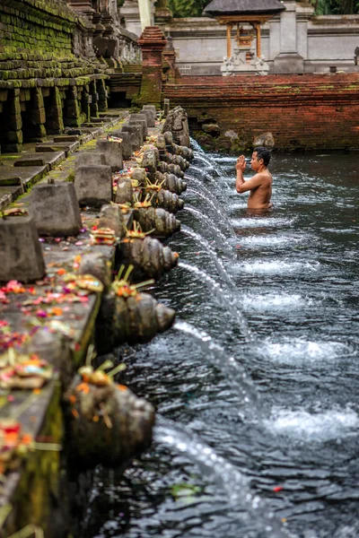 泉水 empul 圣水 — 图库照片