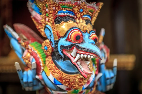 Houten standbeeld van Garuda — Stockfoto