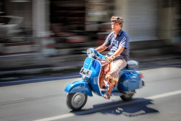 Mann mit Roller unterwegs — Stockfoto
