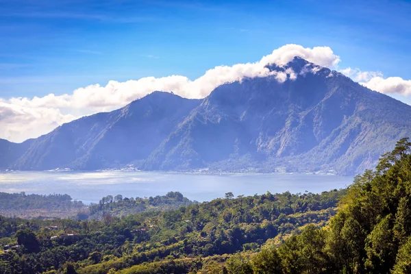 (gunung) ist ein aktiver Vulkan — Stockfoto