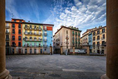 Kuzey İspanya 'nın tarihi şehri Pamplona' nın mimari ve canlı atmosferiyle tanınan manzarası..