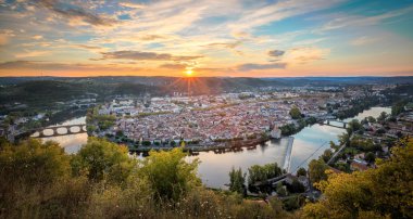 gün batımında Cahors manzara