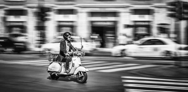 Uomo in sella a una moto — Foto Stock