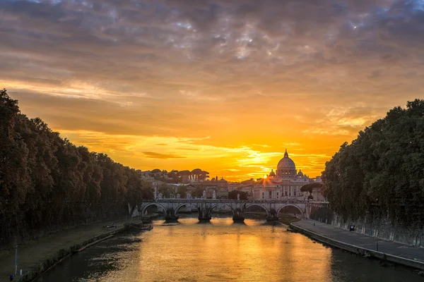 Basilique Saint-Pierre au coucher du soleil — Photo