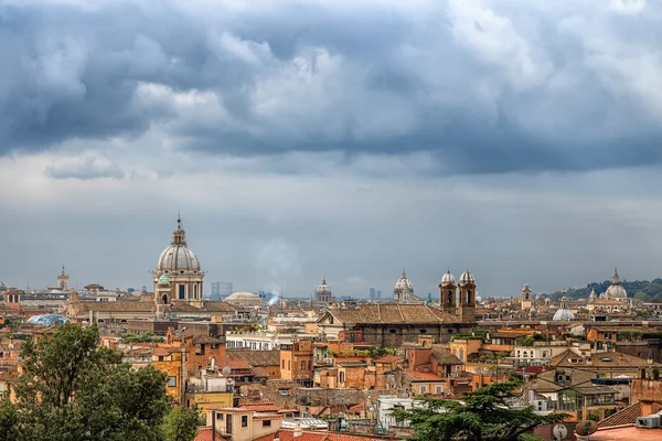 Rome rooftops under big clouds — Stock Photo, Image