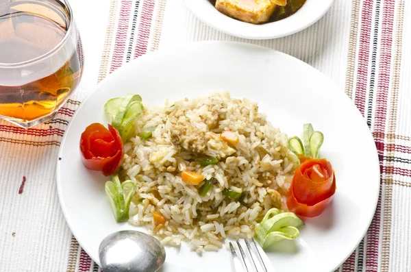 Gebratener Reis mit Huhn und Getränken — Stockfoto