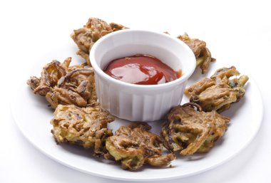 soğan pakoda sos ile