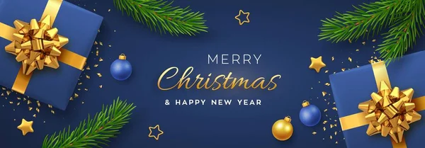 Noel afişi. İçinde altın yay, altın yıldızlar, toplar ve çam dalları olan gerçekçi mavi hediye kutuları. Xmas geçmişi, yatay noel posteri, tebrik kartları, başlıklar web sitesi. Vektör illüstrasyonu